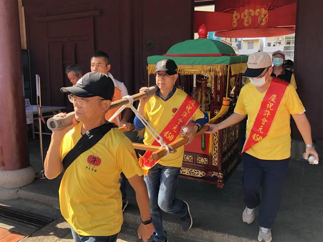 后湖现任官员和仕绅轮流扛轿，也是巡礼活动的亮点之一。（李金生摄）