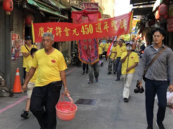后湖族亲恭迎「会元祖」金身赴后浦谒祖巡礼，队伍通过老街路口一带。（李金生摄）