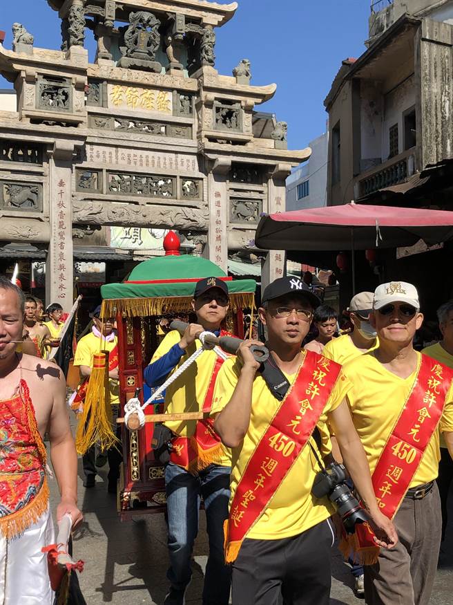 后湖乡亲恭迎「会元祖」巡礼队伍通过国定古蹟「邱良功母节孝坊」。（李金生摄）