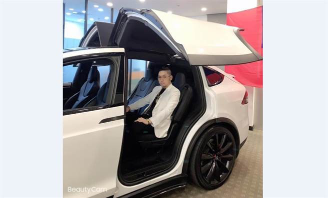 直播主连千毅国庆日晚间直播拍卖10辆特斯拉MODEL-X「0元起标」，总价超过3400万，他表示利润将全数捐做公益。(图/截自脸书「MEIMO兰庭精品」)