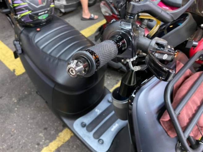 Gogoro倒地维修费用惊人！网吓：外行人很难理解。（图／截自脸书爆怨公社）