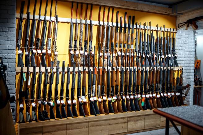 愈來愈多美國人真的擔心11月大選可能選不出新任總統，他們擔心這種混亂狀態引爆內亂與動盪，已經開始囤槍預備，保護自己與守護家園。（示意圖／shutterstock）