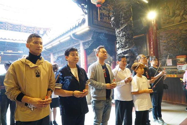 监制邹介中偕同演员杨庆煌及邹承恩出席大甲镇澜宫感念参拜。（华影提供）