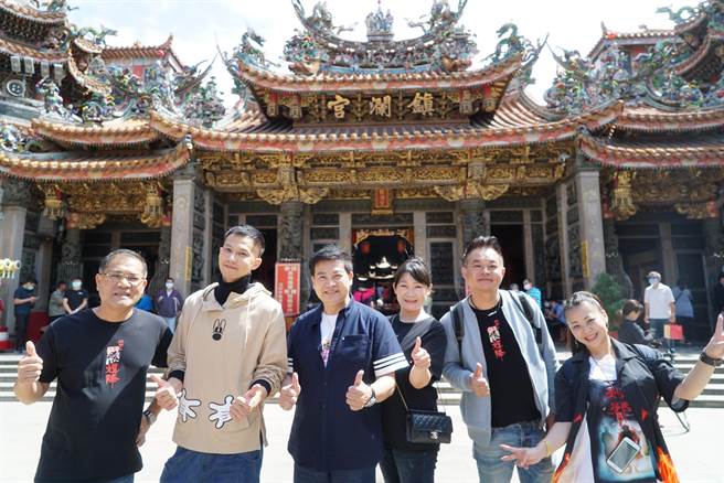 《粽邪》男主角邹承恩惊喜现身大甲镇澜宫。（华影提供）