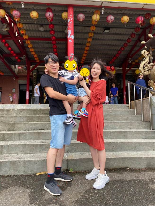 余苑绮生完二胎后，从没拍过四人的全家福，乐喊终于达成。（图／翻摄自脸书）