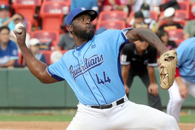 富邦悍将投手索沙。（资料照，陈麒全摄）