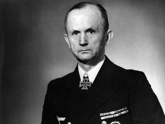 納粹德國海軍總司令鄧尼茲(Karl Dönitz)在1945年5月接替希特勒為德國總統，只有一個工作，就是向盟軍投降。(圖/美國國會圖書館)
