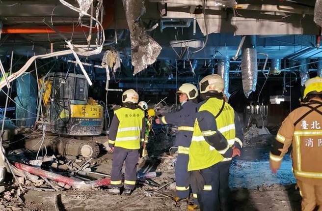 北市京华城拆除工程6月发生1名工人遭活埋死亡意外，之后遭勒令停工。昨（10日）復工竟又发现一具乾尸。图为6月工人遭埋现场，消防人员到场开挖搜救。（民眾提供／林郁平台北传真）