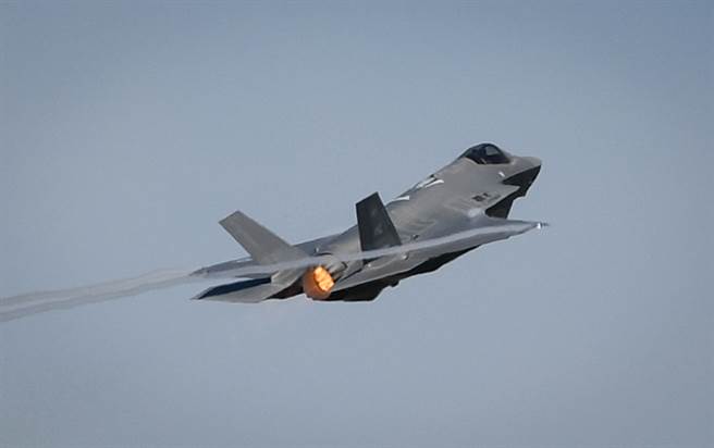 希拉蕊认为，投资在B-21远比採购F-35更符合空军需求与效益。图为美空军F-35翱翔于保加利亚格拉夫伊格纳蒂沃(Graf Ignatievo )空军基地上空。(图/DVIDS)