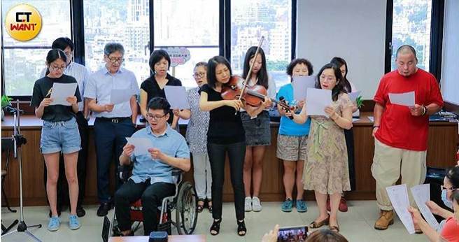 作詞家深紅因八仙塵爆受傷截肢，他寫了一首詞感謝母親卻苦無人作曲搭配，黃玲娟知道後，特別幫他譜曲演奏。（圖／讀者提供）