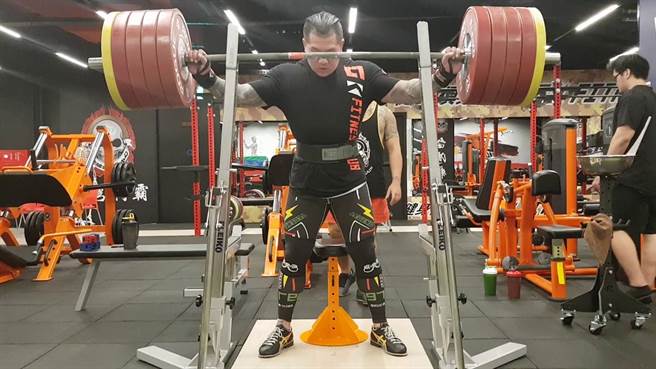 館長於今日又再度更新臉書動態，他感嘆表示「上天給了他一個考驗」。（圖／翻攝自飆捍臉書）