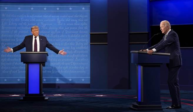 美国总统川普（左）9月29日和民主党竞选对手拜登在俄亥俄州克里夫兰（Cleveland）进行首场辩论的神情。（达志图库/TGP）