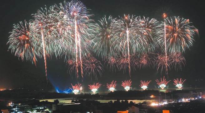 今年国庆烟火在台南渔光岛登场，吸引大批人潮。（黄国峰摄）