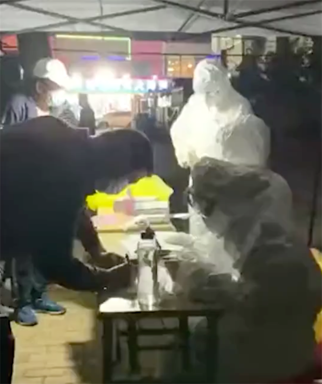 11日晚间，青岛不少社区通知小区居民进行免费核酸检测，部分市民夜间排队等待做检测。（凤凰网）