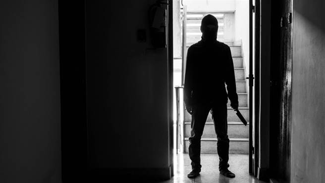 苗栗一位醋夫不爽前妻和别人搞暧昧，相约谈判未果竟持锯子砍伤对方，依伤害罪被判刑3个月。（示意图／Shutterstock）