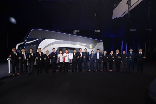 被列入「马来西亚纪录大全」的豪华双层水晶棺车，王建鈱博士（左九起）获颁证书。旁为拿督斯里张赈琮、拿督斯里洪来喜。左六为国际殡葬专业讲师曾启鸿。(图/业者提供)