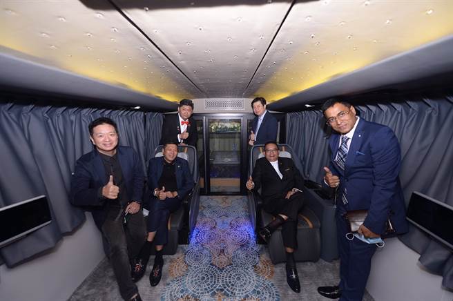 豪华水晶棺车内部如商务舱的设计，上层顶部布满水晶，明亮璀璨。(图/业者提供)