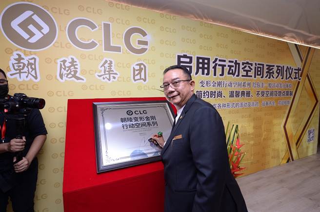 王建鈱博士在万眾瞩目下启动「变形金刚行动空间系列」。(图/业者提供)