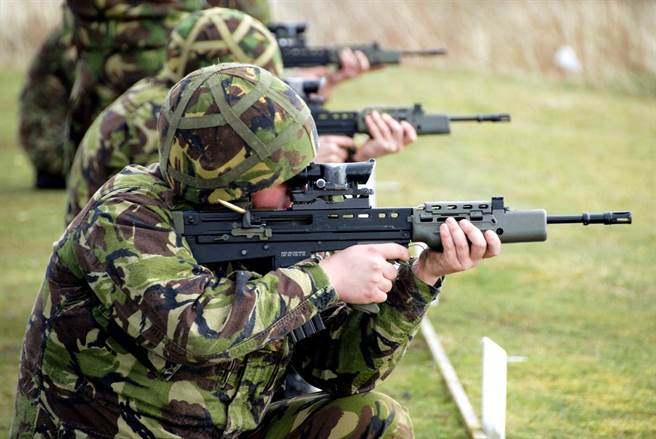 英國一名士兵體重高達171公斤，被認定「太胖不能打仗」而被踢出英國陸軍。（圖／shutterstock）
