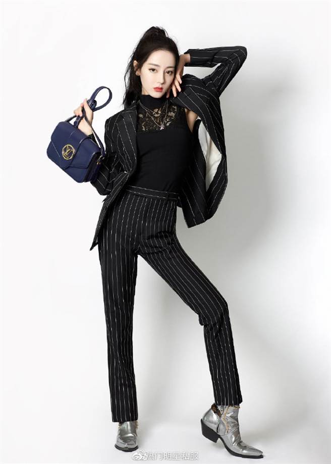 迪丽热巴穿上帅气又美艷的OL套装耍辣。（图／摘自微博@热门明星私服）