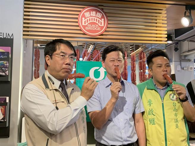 台南市長黃偉哲（左一）12日前往黑橋牌香腸公司視察。（李宜杰攝）