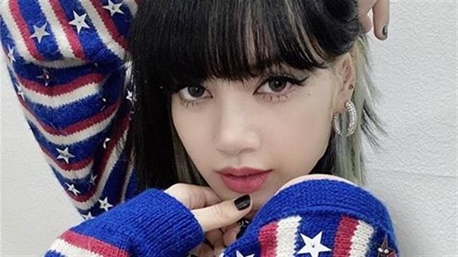 LISA只穿內衣「胸下挖空至膝上」火辣身材全看光（圖／IG@lalalalisa_m）