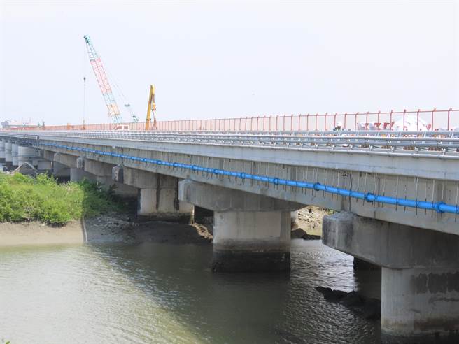 聯絡台南北門、嘉義布袋的台17線五王大橋，原定今年6月完工，但因橋梁施工難度高，當時橋墩基座處都有加強保護，又因河水沖刷位移，拆除需要時間，工期因此延長。（莊曜聰攝）