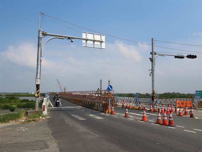 施工期間維持單側雙向通行，因車道狹小，請用路人多加注意。（莊曜聰攝）