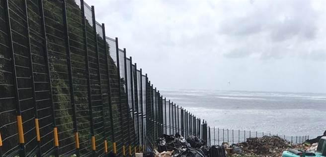 绿岛掩埋场设置防风围篱减缓垃圾飞散问题。图／环保署提供