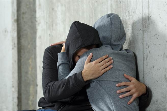 一名男子从高雄到台北寻访10余年没联络的大学挚友，但当年的阳光男孩如今却落魄像街友，两男相见抱头痛哭。（示意图，达志影像/shutterstock）