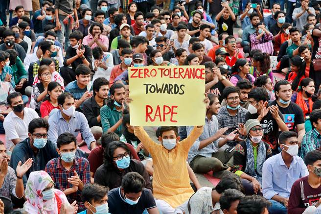 孟加拉民眾高举「强奸零容忍」的标语。(图/达志影像)