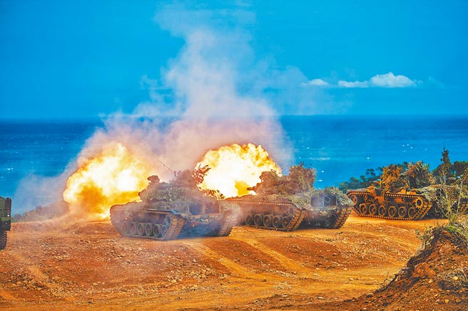 漢光36號演習反登陸，CM11戰車對海上目標射擊。（軍聞社，本報系資料照片）