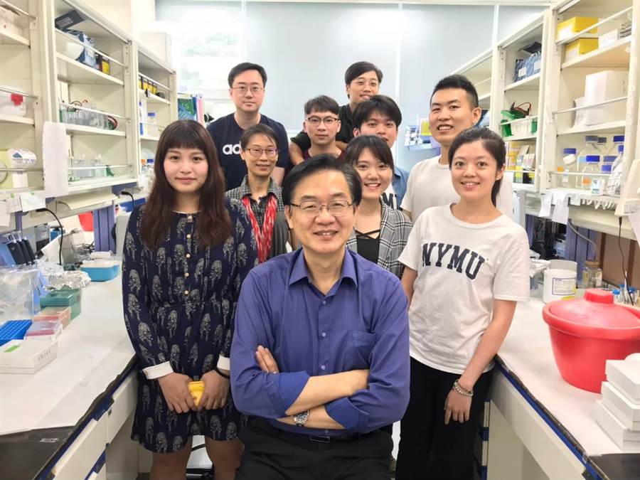 陽明大學生化暨分子生物研究所講座教授陳鴻震的研究團隊。（團隊提供）