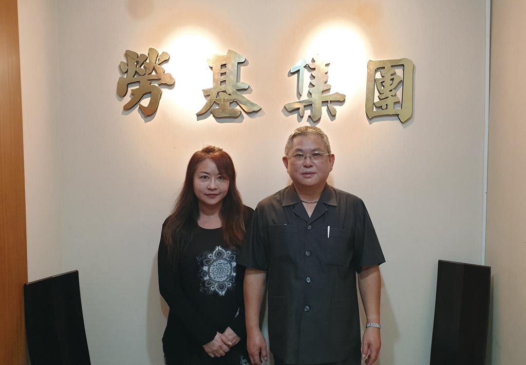 台灣勞基顧問理事長廖茂霖（右）媒合銀髮族求職者順利進入職場。圖／銀髮中心提供