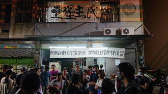 傳鐵道局突襲拆台南釘子戶 黃家集結30名年輕人徹夜抗爭