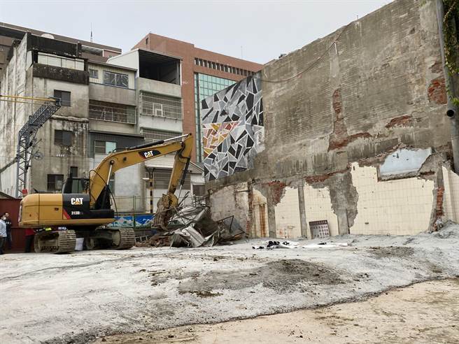 6点一到准时开拆陈家外的围墙。（曹婷婷摄）