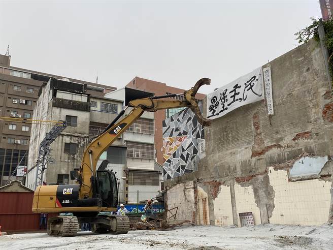 6点一到准时开拆陈家外的围墙。（曹婷婷摄）