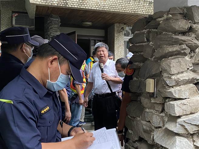 政大教授徐世荣驻守陈家。（曹婷婷摄）