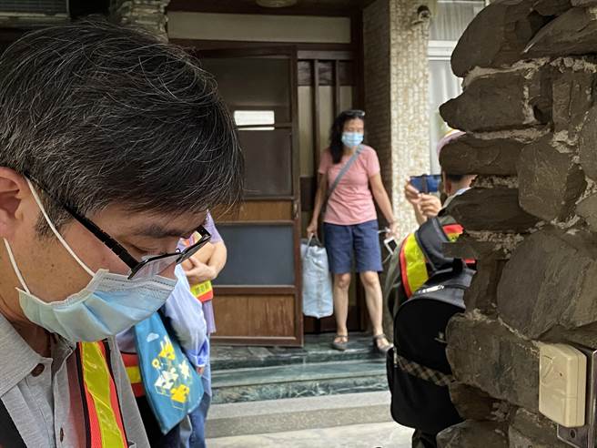 陈致晓胞姊从家中搬离物品。（曹婷婷摄）