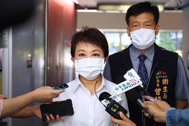 台中市長盧秀燕13日表示，民眾施打流感疫苗踴躍，因應吃緊現象，呼籲中央緊急調度，請「國家隊」加快製作或國際上調貨。（盧金足攝）