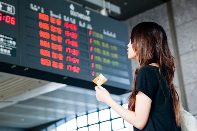 一位黄姓妇女不满高铁售票员动作慢，当眾飙骂五字经，被判赔偿8000元外，还须缴纳4000元罚金。（示意图／Shutterstock）