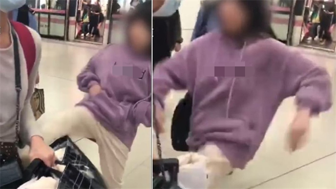 老母搭錯車竟遭女兒猛踹6腳，凌虐20秒畫面全都錄。（圖／截自微博）