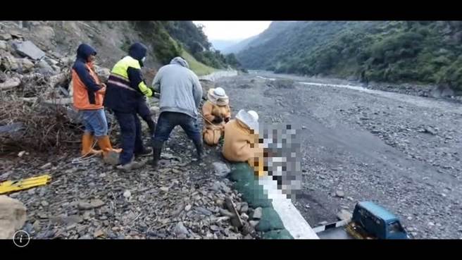 吴姓男子人被救出时已因颈脊骨折死亡。（警方提供／林雅惠高雄传真）