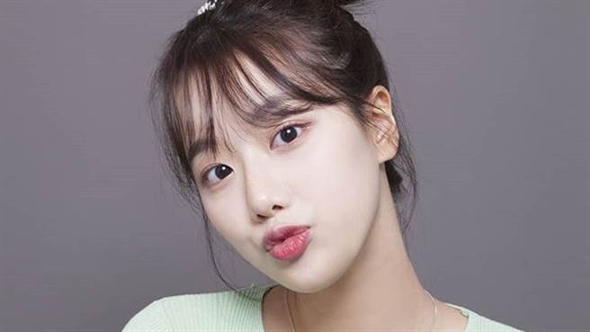 21岁女星李娜恩蕾丝短裙「侧边高衩至腿根」惹火美腿全看光（图／IG@ betterlee_0824）