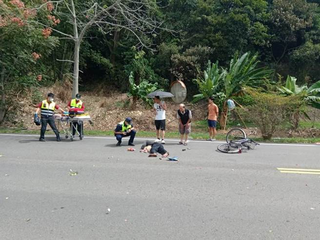 警方接獲民眾報案，趕赴現場協助倒臥路中央的胡姓男子送醫急救。（警方提供／何冠嫻苗栗傳真）