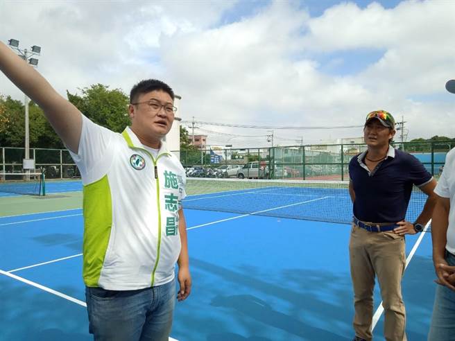 市議員施志昌邀相關單位會勘，爭取大甲網球場設置太陽能光電屋頂。（陳淑娥攝）