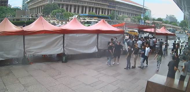 知名「爱克发商旅」遭万国帮强夺后拖延租金，甚至趁到地主所属集团闹事。(台北市刑大提供)