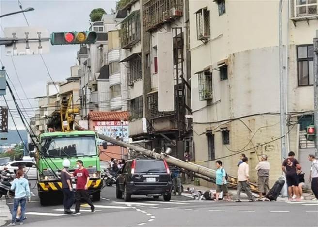 北投大兴街电线杆突倒塌，一名女骑士遭压伤送医抢救。(照片/翻摄《台北之北投帮》社团)