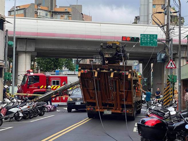 北投大兴街电线杆突倒塌吓坏民眾。(照片/翻摄《我是北投人》社团)
