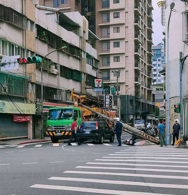 一名女骑士行经北投大兴街遭突倒塌电线杆压伤。(照片/翻摄《台北之北投帮》社团)